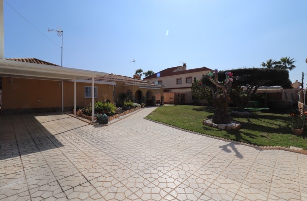Resale - Detached House / Villa - Torrevieja - Chaparral