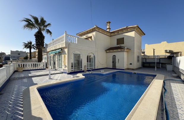 Detached House / Villa - Resale - Villamartin - Villamartín