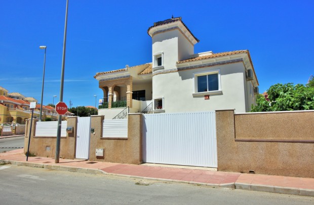 Resale - Detached House / Villa - Villamartin - Villamartín