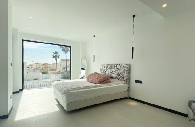 Resale - Detached House / Villa - Torrevieja