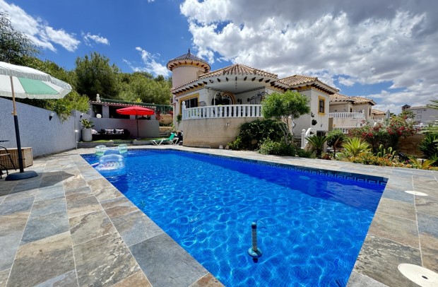 Resale - Detached House / Villa - Villamartin - Villamartín