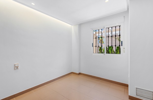 Resale - Villa Detached - Torrevieja