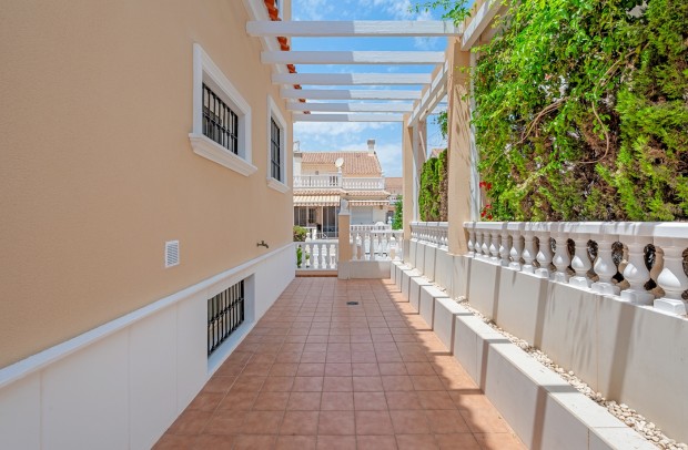 Resale - Villa Detached - Torrevieja