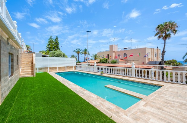 Resale - Villa Detached - Torrevieja