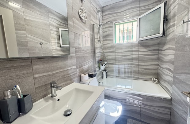 Resale - Detached House / Villa - Villamartin - Villamartín