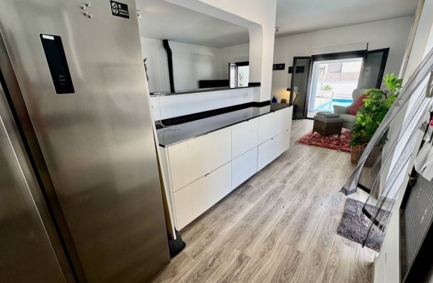 Resale - Villa Detached - Punta Prima