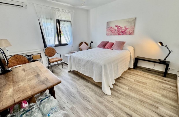 Resale - Villa Detached - Punta Prima