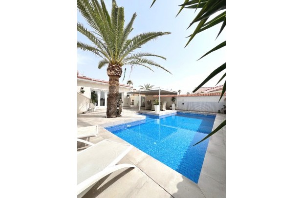 Revente - Detached House / Villa - Ciudad Quesada