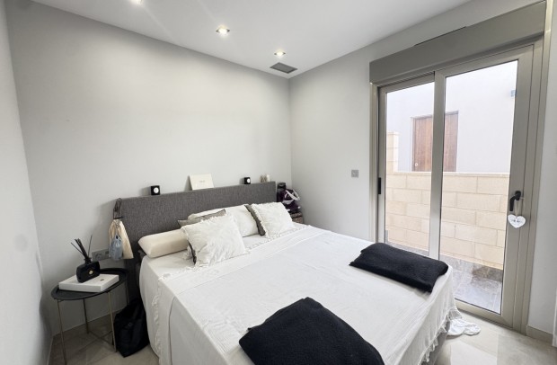 Resale - Detached House / Villa - Villamartin - Villamartín