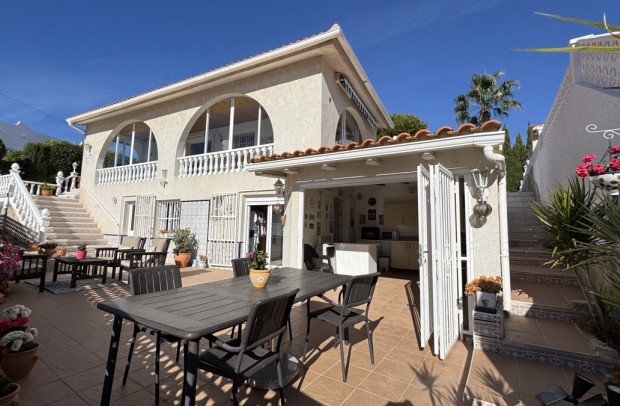 Resale - Detached House / Villa - Villamartin - Villamartín