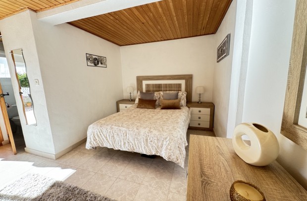 Resale - Detached House / Villa - Villamartin - Villamartín