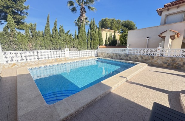 Resale - Detached House / Villa - Villamartin - Villamartín