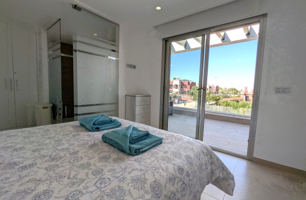 Resale - Detached House / Villa - Villamartin - Pau 26, Villamartin, Alicante, Spain