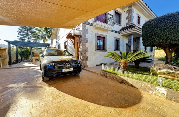 Revente - Detached House / Villa - Cabo Roig