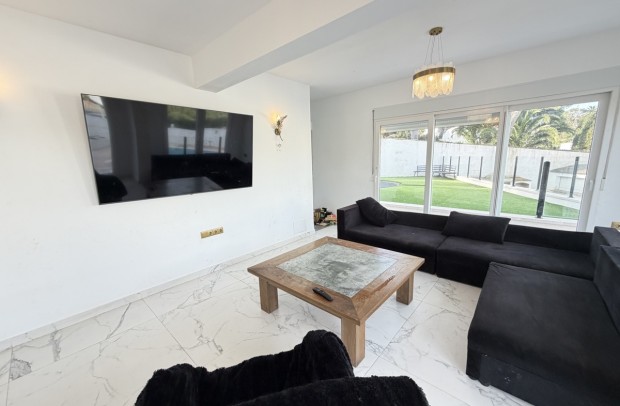 Resale - Villa Detached - Villamartin - Villamartín