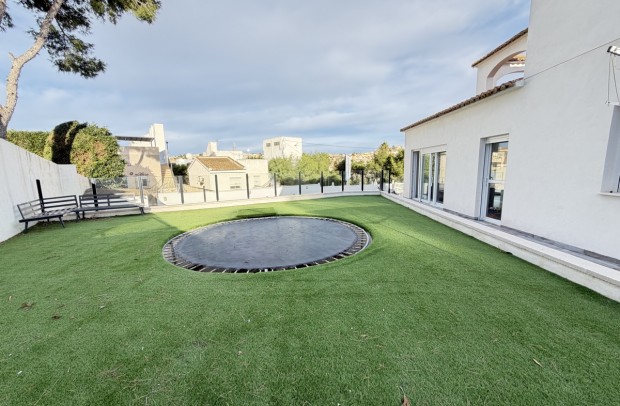 Resale - Villa Detached - Villamartin - Villamartín