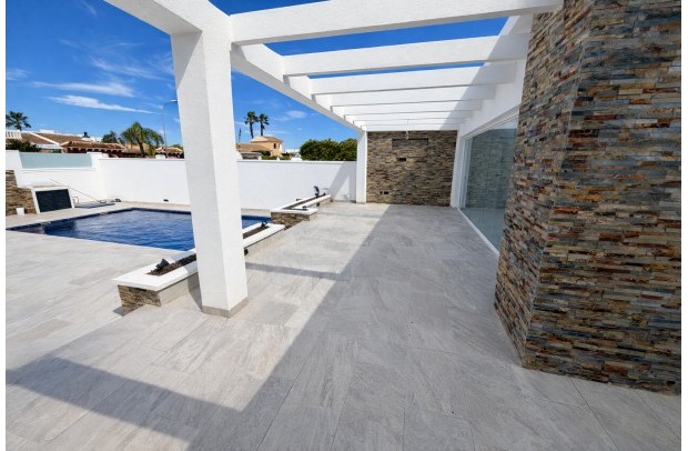Resale - Villa Detached - Torrevieja - La Siesta