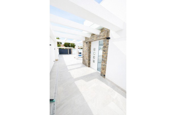 Resale - Villa Detached - Torrevieja - La Siesta