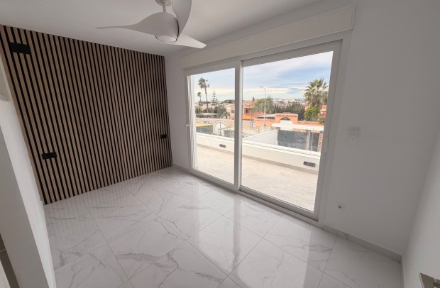 Resale - Villa Detached - Torrevieja - La Siesta