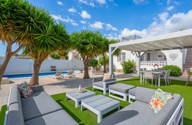 Resale - Villa Detached - Ciudad Quesada - Pueblo Bravo