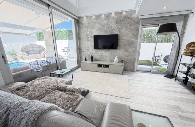 Resale - Villa Detached - Lomas De Cabo Roig