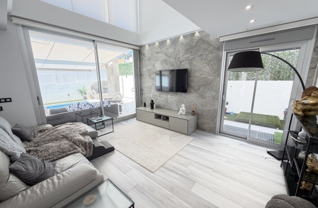 Resale - Villa Detached - Lomas De Cabo Roig