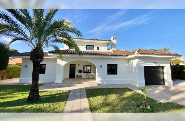 Resale - Villa Detached - Cabo Roig