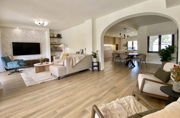 Resale - Villa Detached - Cabo Roig